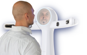 Mann vor Gesichtsscanner